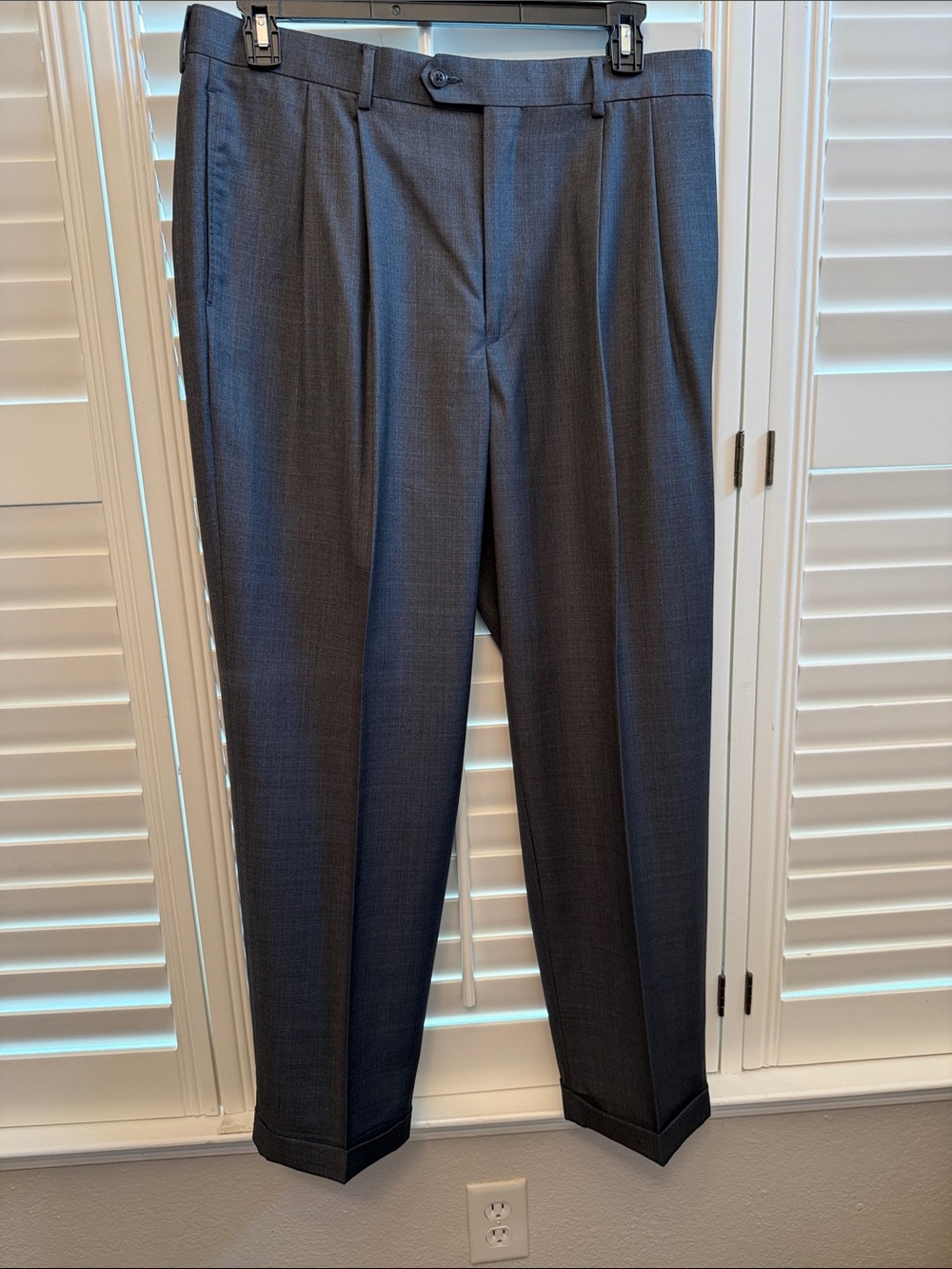 Roundtree & Yorke Men's Pleated Dress Pants in Charcoal